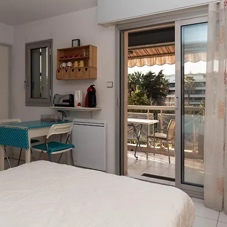 Climatise Avec Terrasse Au Lavandou Pour 2 Personnes - Fr-1-803-43