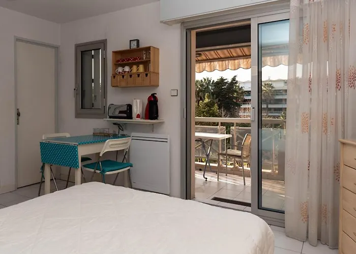 Climatise Avec Terrasse Au Lavandou Pour 2 Personnes - Fr-1-803-43